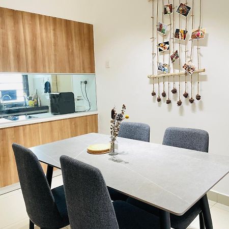 Palazio Mount Austin 2Br Studio Pool View With Tv Box-3 Plus 1 Pax C2-07 Johor Bahru Eksteriør bilde