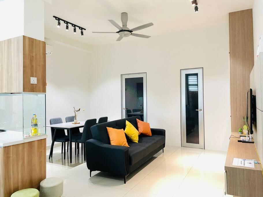 Palazio Mount Austin 2Br Studio Pool View With Tv Box-3 Plus 1 Pax C2-07 Johor Bahru Eksteriør bilde