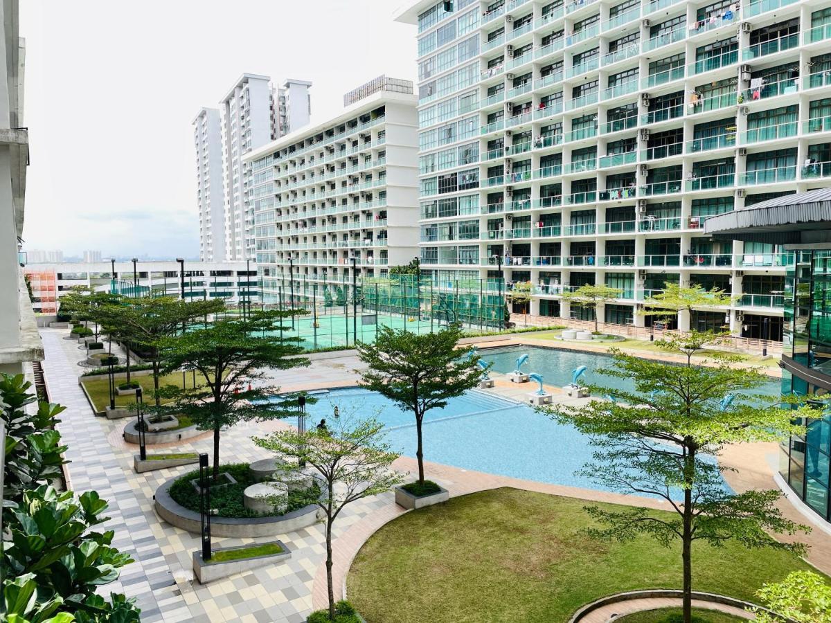 Palazio Mount Austin 2Br Studio Pool View With Tv Box-3 Plus 1 Pax C2-07 Johor Bahru Eksteriør bilde