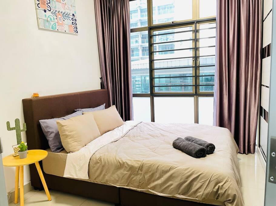 Palazio Mount Austin 2Br Studio Pool View With Tv Box-3 Plus 1 Pax C2-07 Johor Bahru Eksteriør bilde