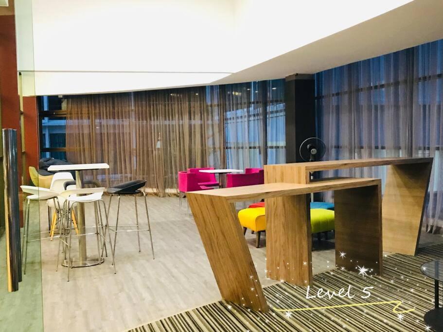 Palazio Mount Austin 2Br Studio Pool View With Tv Box-3 Plus 1 Pax C2-07 Johor Bahru Eksteriør bilde